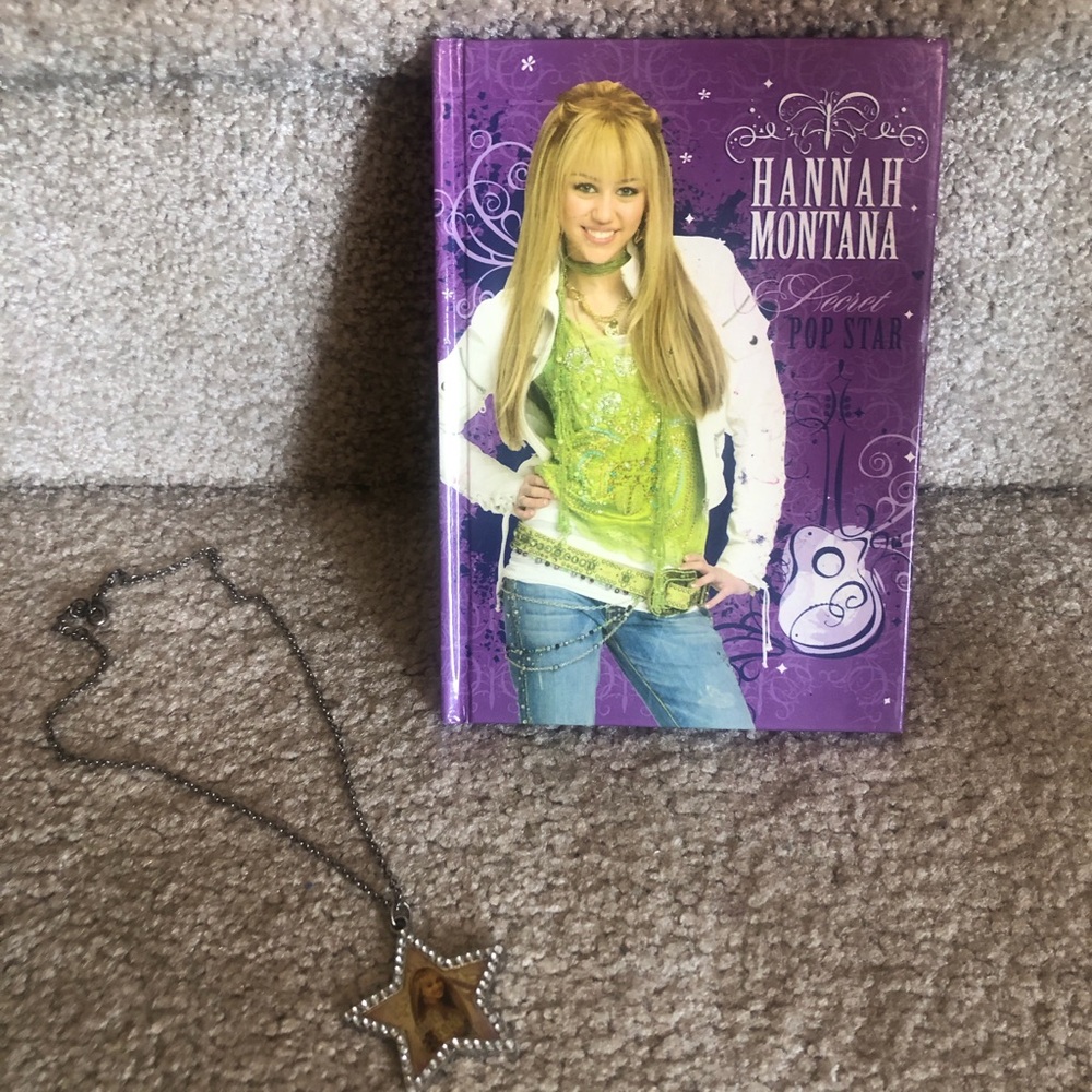 Hannah Montana Necklace and Journal Bundle
Journal has writing in it